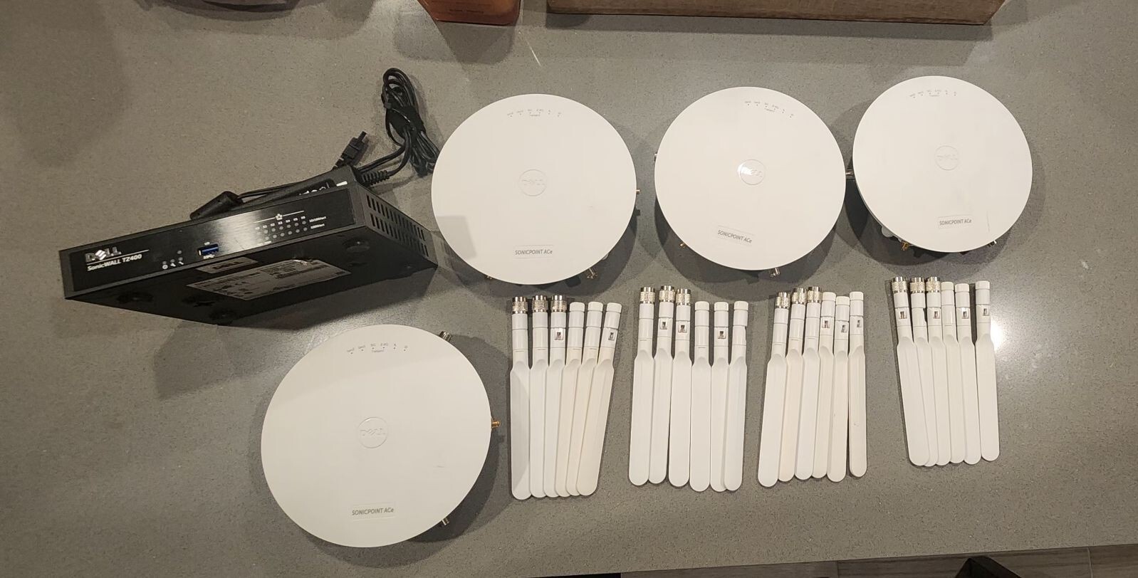 SonicWall Dell Network/ Firewall & 4 wireless Access Points Bundle!!