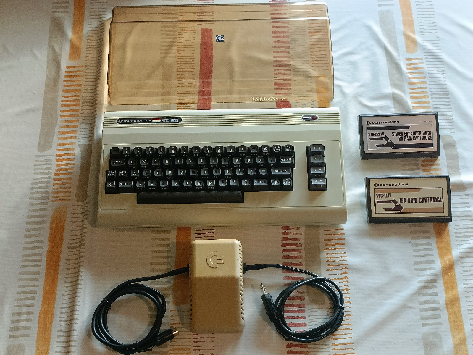 Commodore VIC-20 -Perfect, Tested- VIC-1211A + VIC-1111 + Original PSU + Cover