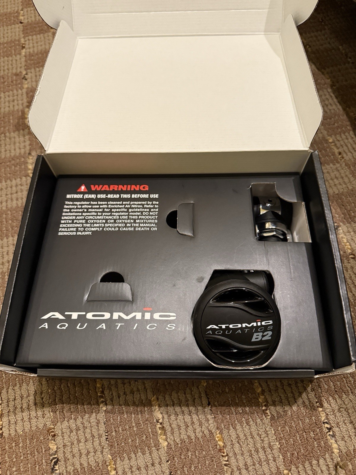 Atomic Aquatics B2 Regulator — Sealed | Yoke | Black