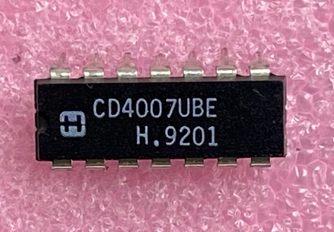 Harris CD4007UBE dual complementary pair plus inverter Integrated Circuit
