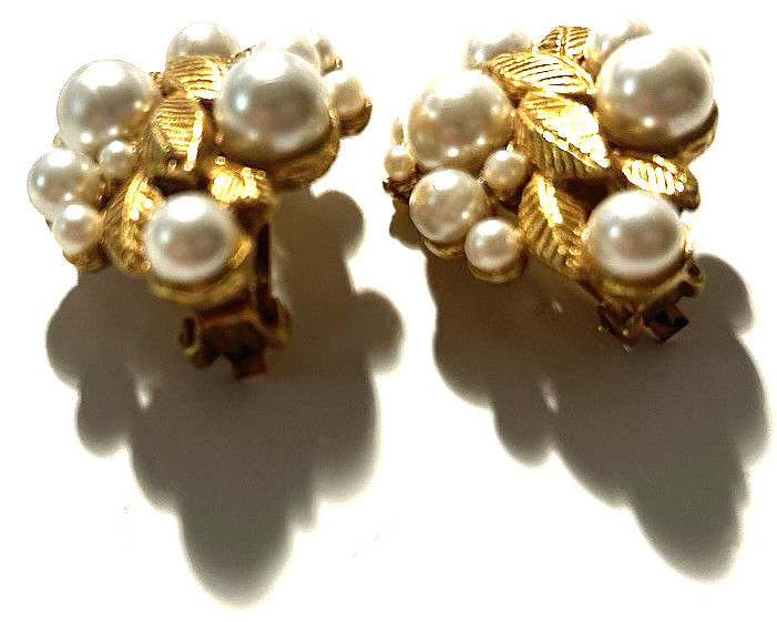 VtG 50s Unmarked Substantial Gold Tone Textured Leaves Pearls Clip-On Earrings