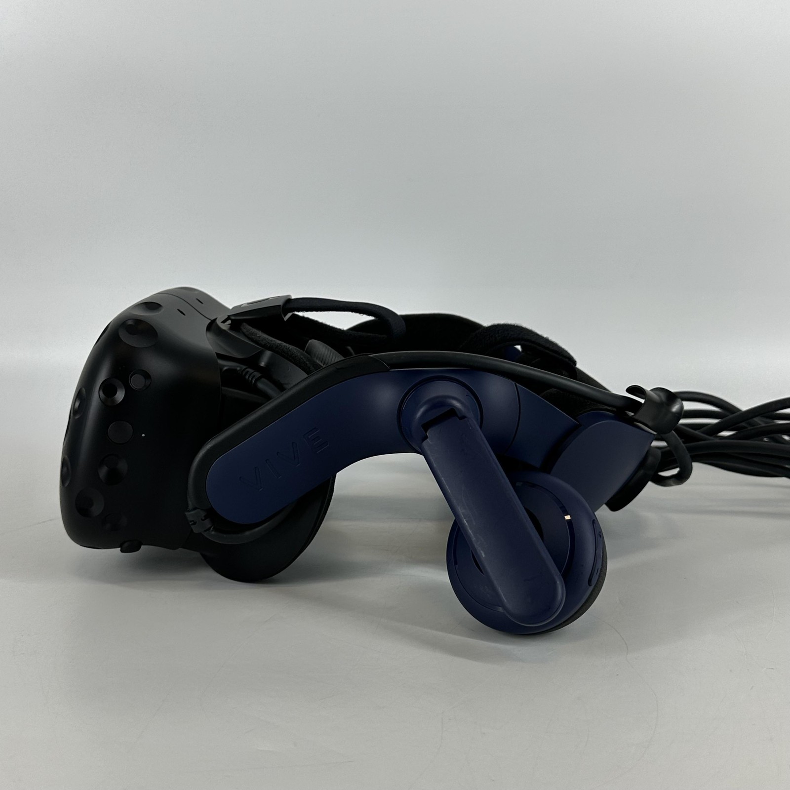 HTC Vive Pro 2 VR Headset w/ Controller/Link Box/Base Stations/USB Cable - Good