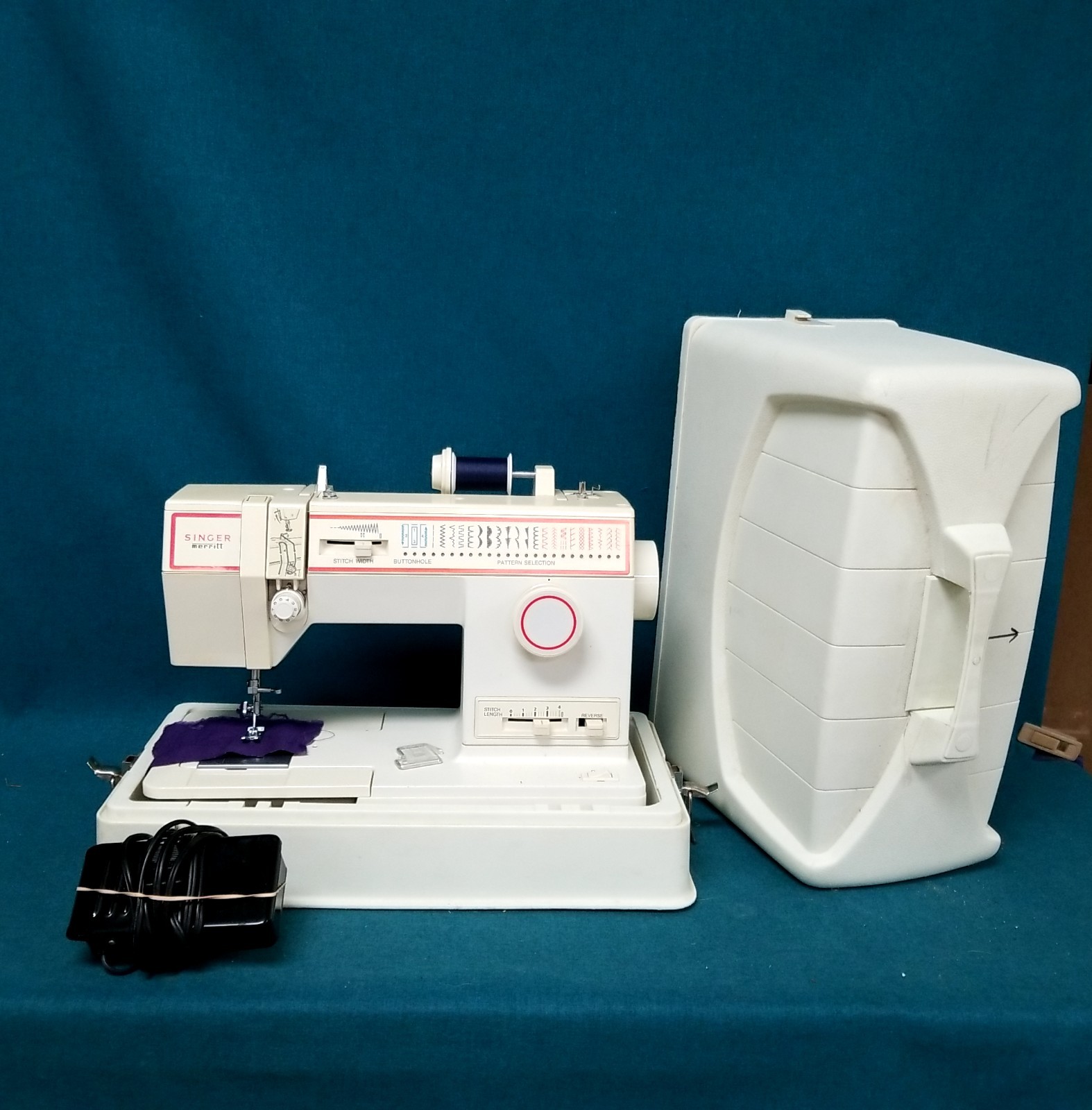 SINGER 4552 Merritt Sewing Machine Tested Works!