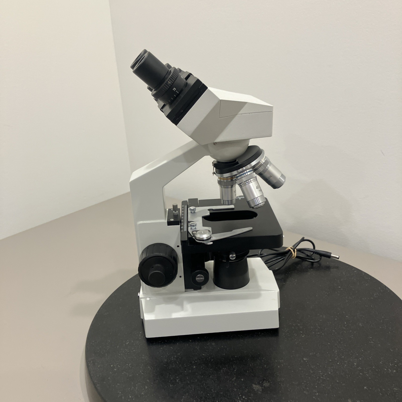 Omax M82E Compound Light Microscope w eyepieces and power cord