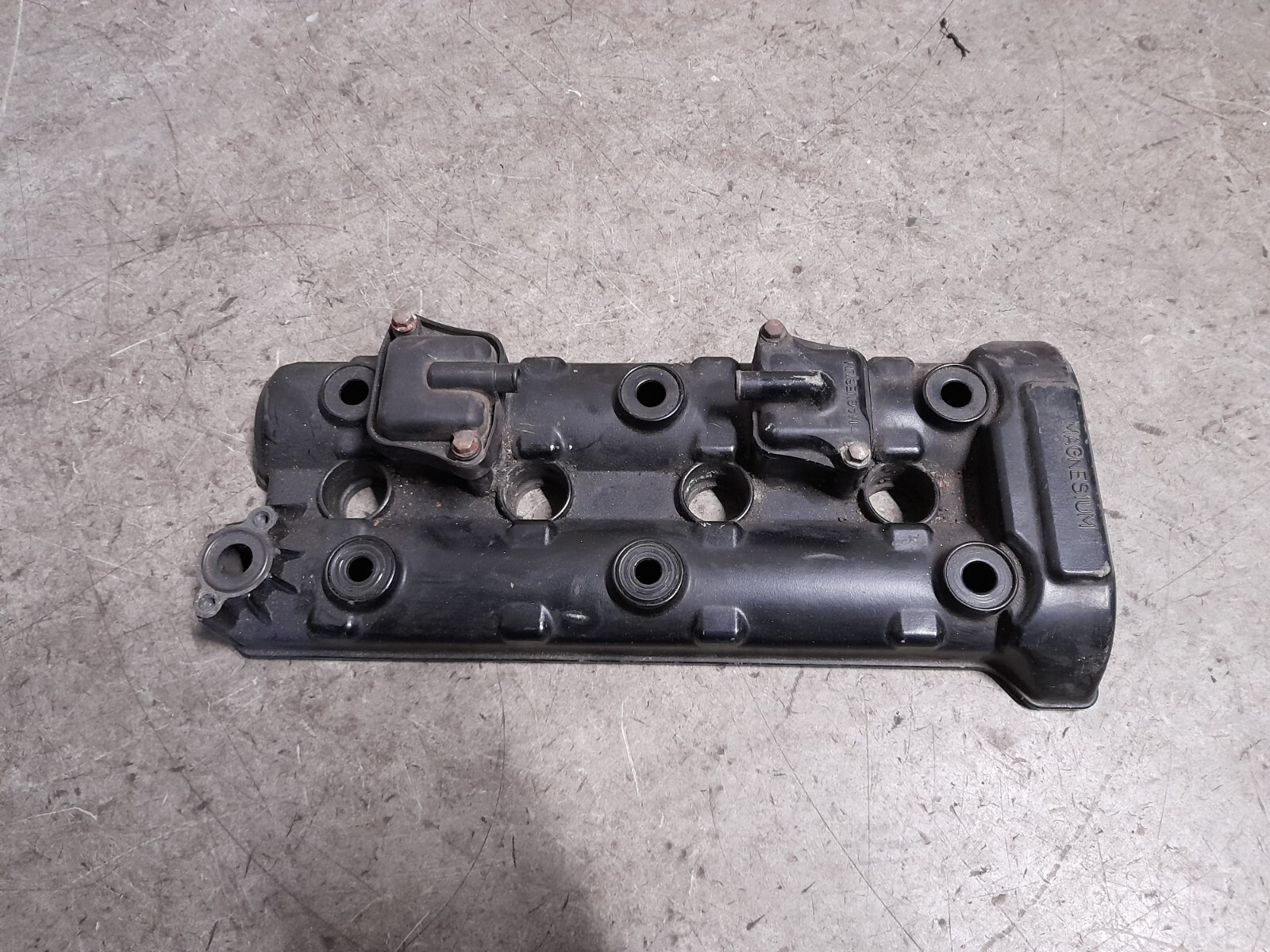 Suzuki GSXR 600 K1 - Top Engine Cylinder Head Valve Rocker Cover
