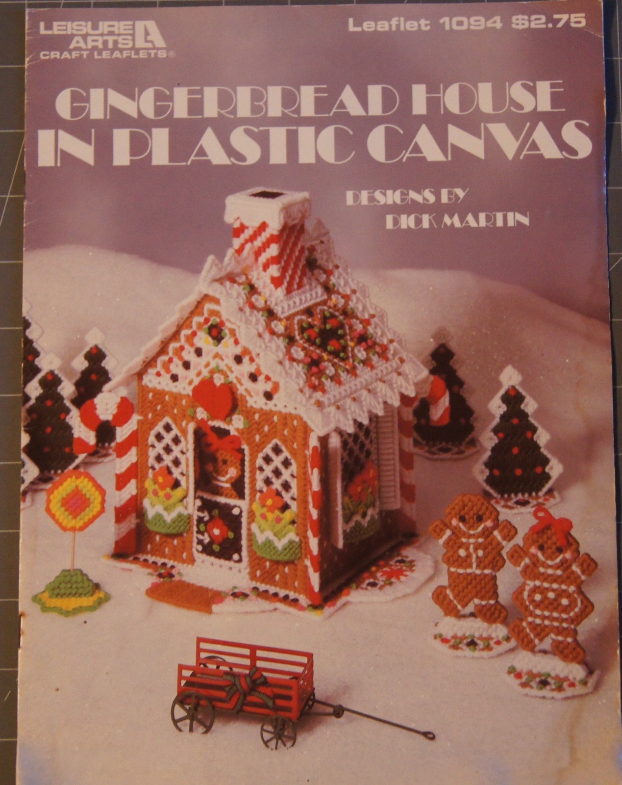 GINGERBREAD HOUSE in Plastic Canvas Book by Leisure Arts #1094
