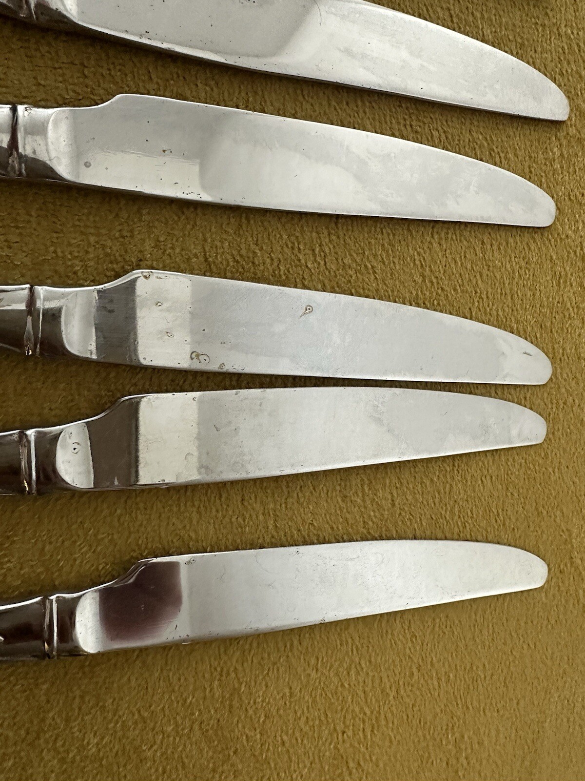 Wallace 1810 Stainless Peacock Pattern (8) Dinner Knives - (blade Flaws)