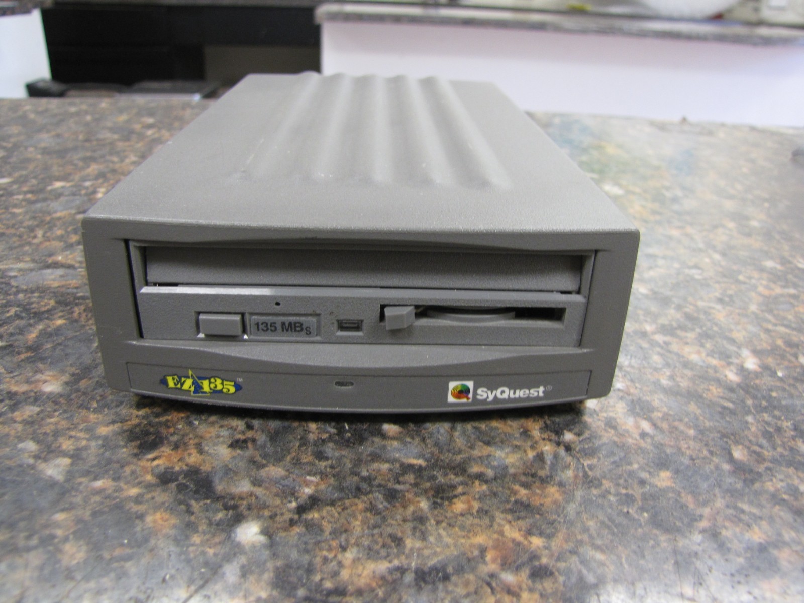 Vintage SyQuest S982136-001 Model EZ135 Drive SCSI External 135MB - IT36