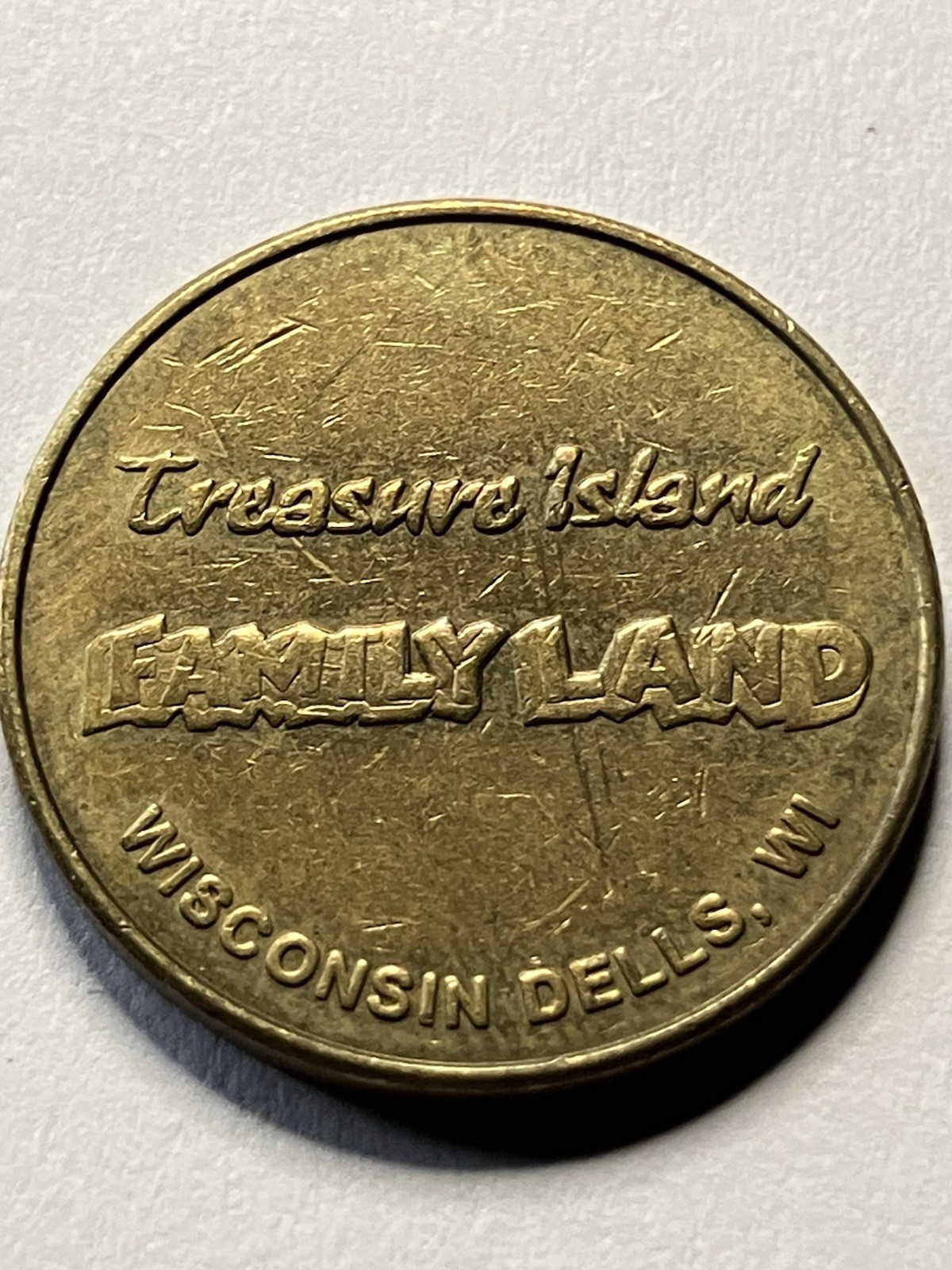 OLD BAY OF DREAMS - TREASURE ISLAND FAMILY LAND ARCADE TOKEN WISONSIN DELLS #un1