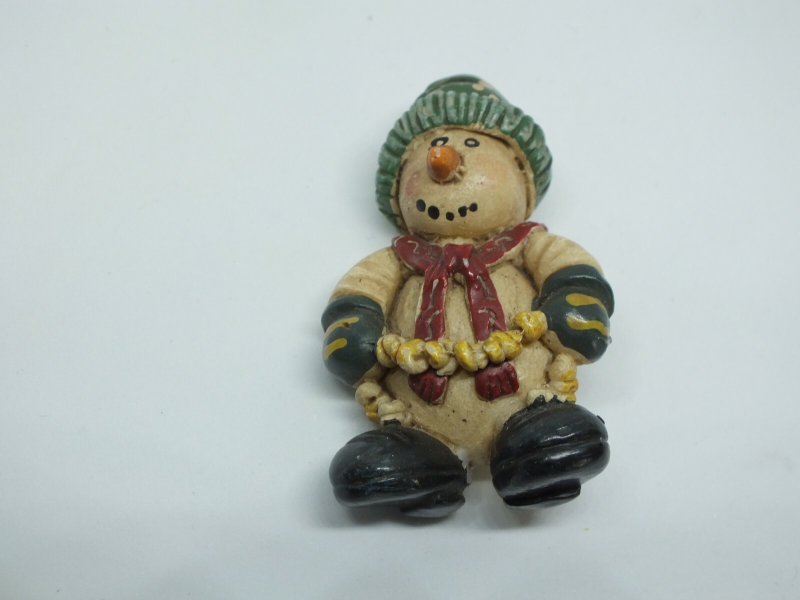 Beautiful Brooch Pin Christmas Snowman Holding Popcorn String Resin 2 1/4 x1 1/4