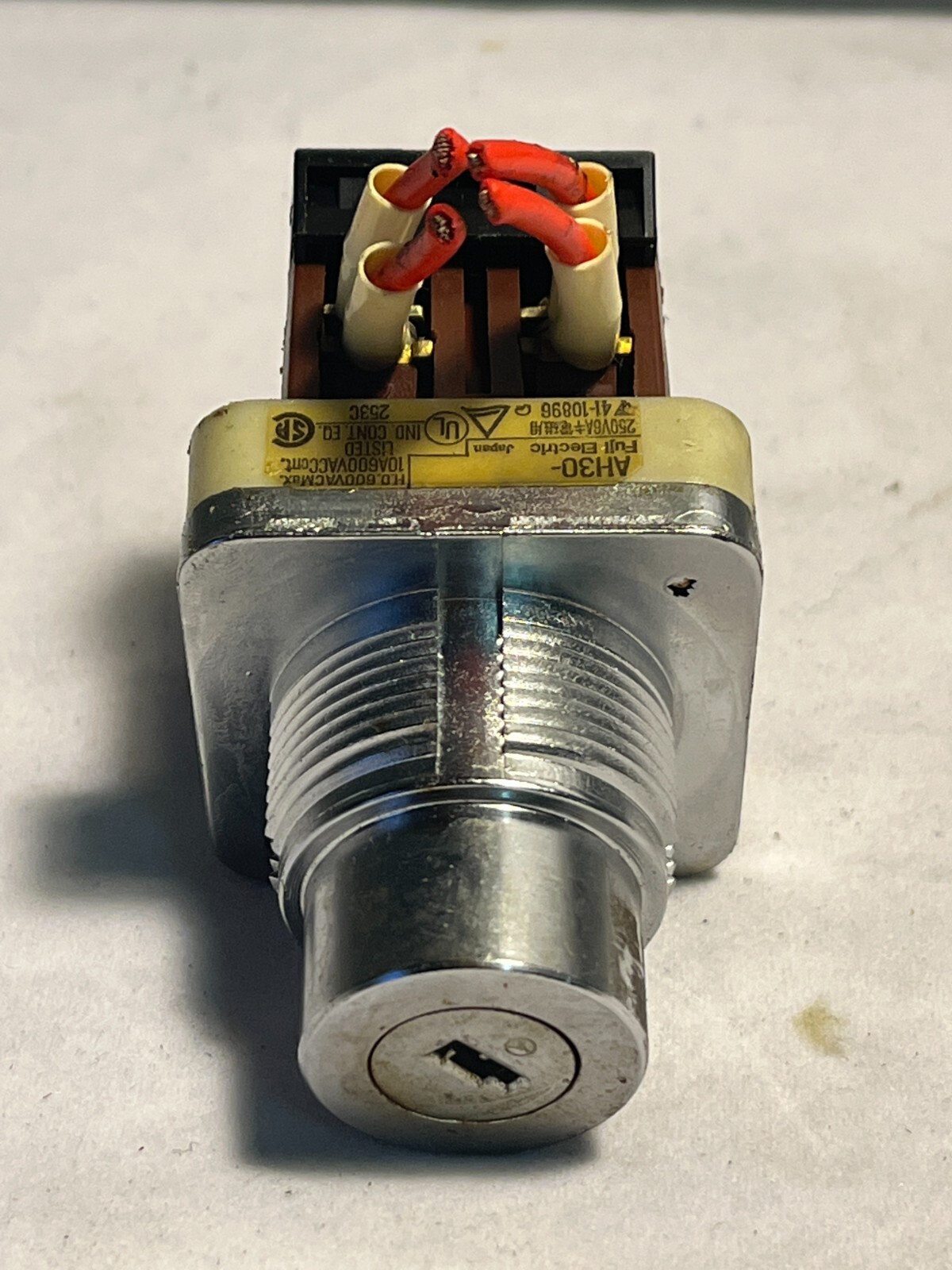 Fuji Electric AH30 J2A Key Selector Switch AH30J2A A (VT)