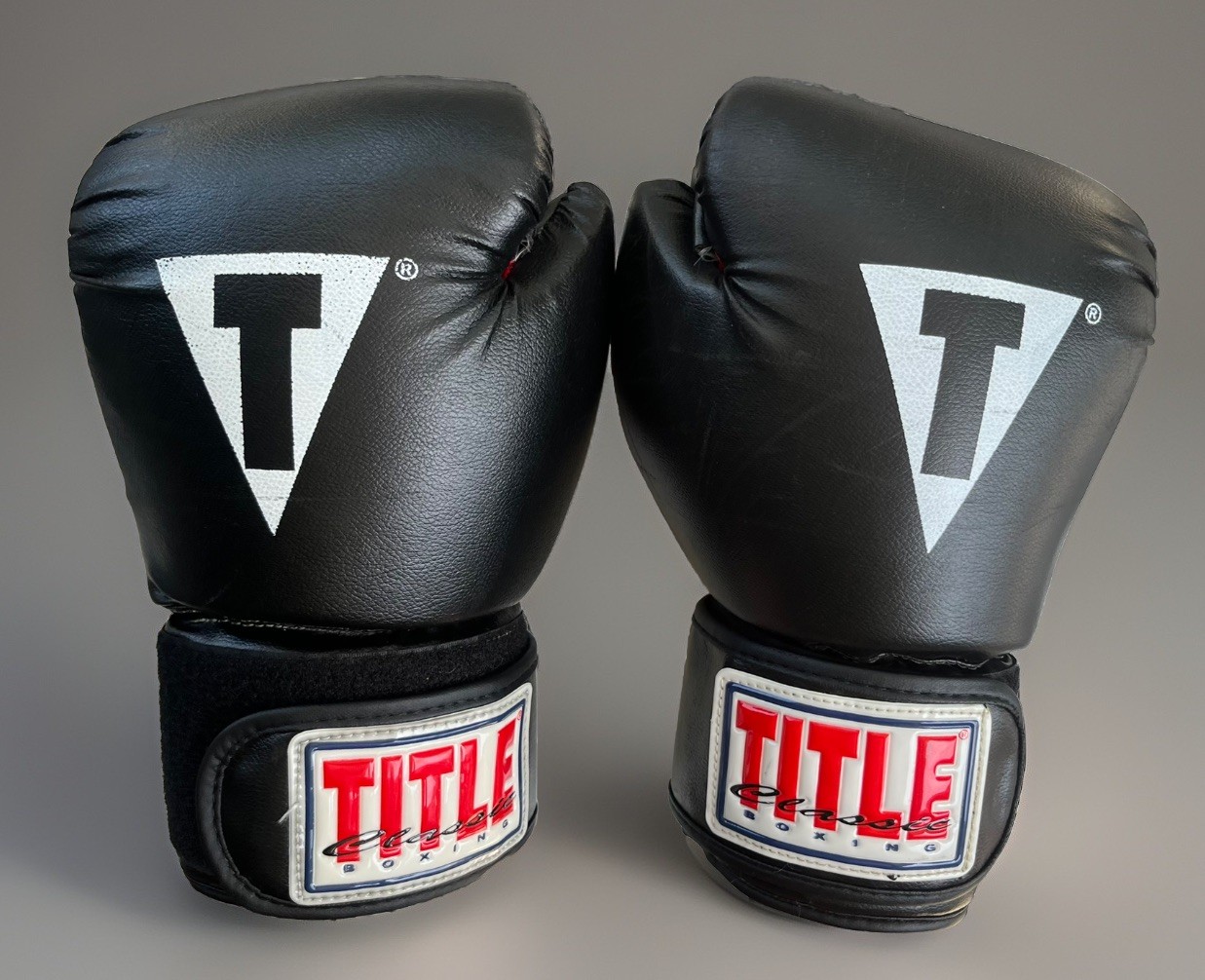 Title Boxing Pro Style Genuine Leather Classic Gloves 12 Oz Black White Red NICE