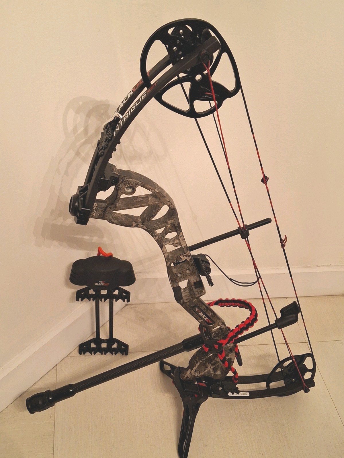 Bear BlackOut Intrigue XST RTH 30' - 70' - RH -QAD- REST / SIGHT / STABILIZER