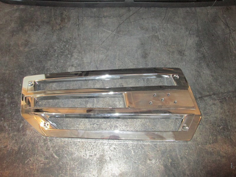 Western Star 4700 Hood Side Vent 5239-01 (761-10146)
