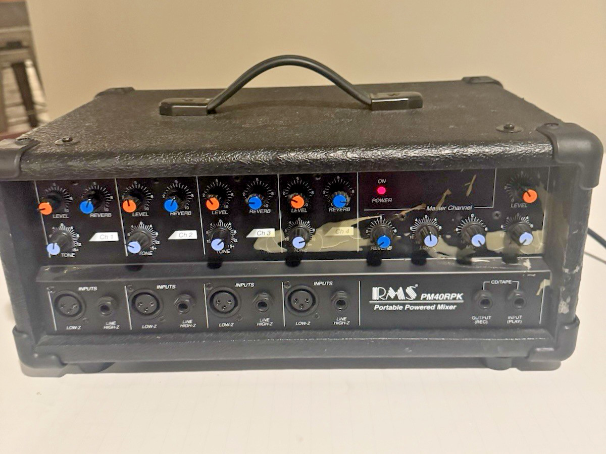 RMS 40 RPK Portable Powered Mixer = Powers on