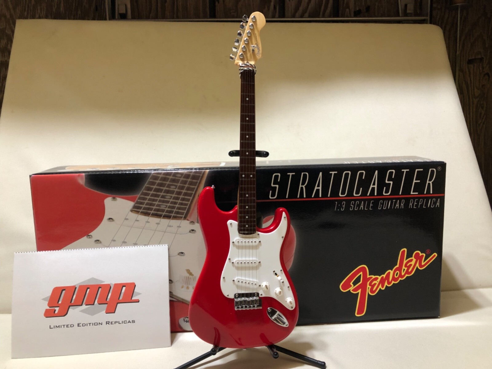 GUITAR FENDER STRATOCASTER RED 1/3 SCALE GMP DIECAST DISPLAY STAND #SO303401