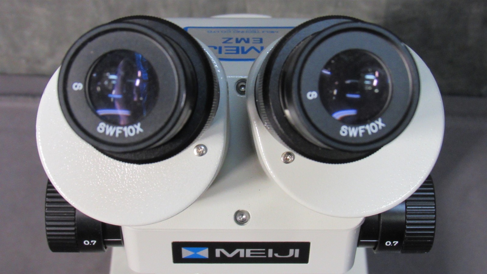 * MEIJI Techno EMZ-10 Stereo Zoom Microscope w/ Illuminated Base