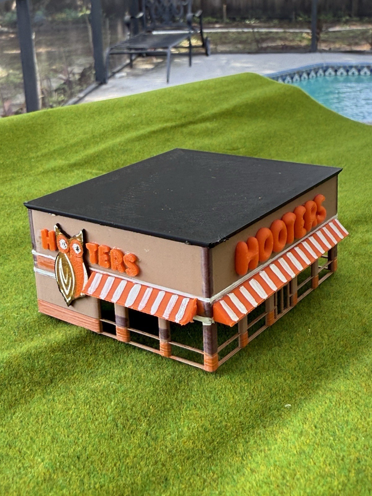 Hooters Models Train Railway City Building Shop Restaurant Cafe Z Scale 1:220