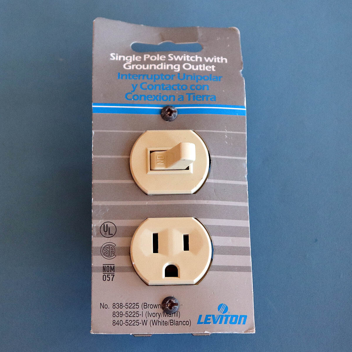 Leviton 5225-I Combination Switch / Polarized Outlet in Ivory - 15A Heavy Duty