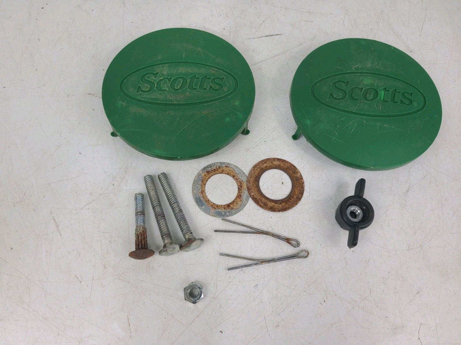 Scotts AccuGreen 2000 Adjustable Broadcast Spreader Wheel Cover Parts Lot