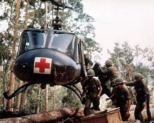 Bell UH-1 Huey Helicopter Medevac Wounded Evacuation 8x10 Vietnam War Photo 801