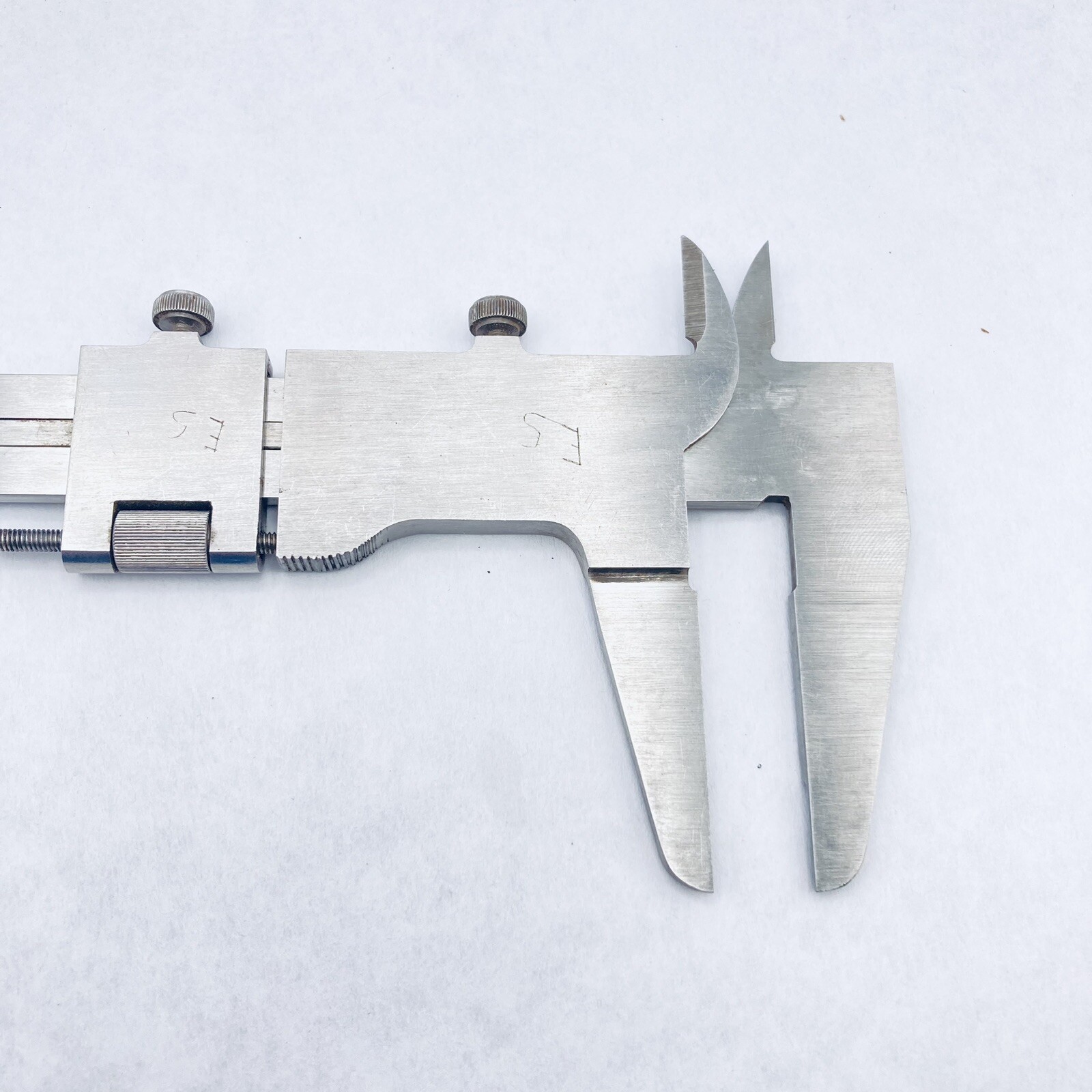 MITUTOYO 532-105 Precision Vernier Caliper with Fine Adjustment 0-7" & Case