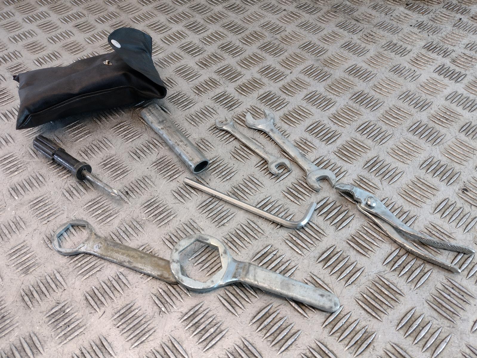 2010 SUZUKI GSX 1300 Jack / Tool Kit
