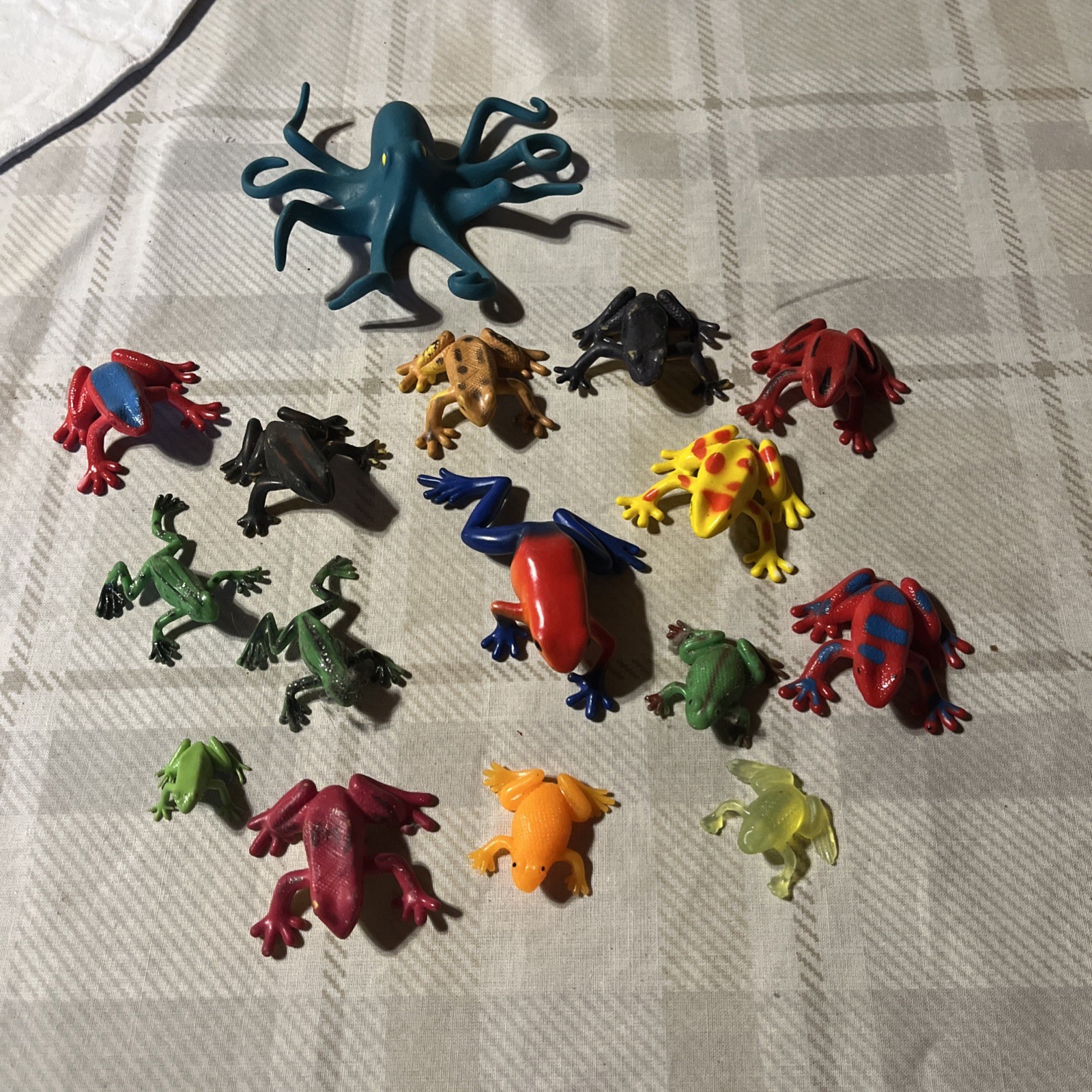 Lot Of 15 Rubber Frog Toy Colorful Frogs & Playmobil Octopus Misc Assortment