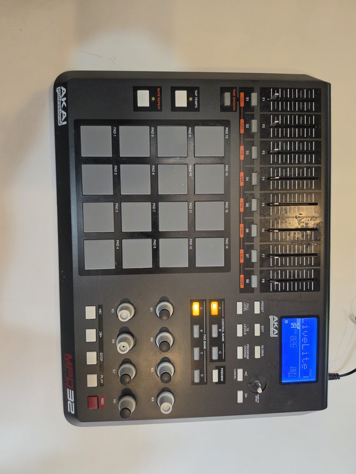 Akai Professional MPD32 USB/MIDI Pad Controller
