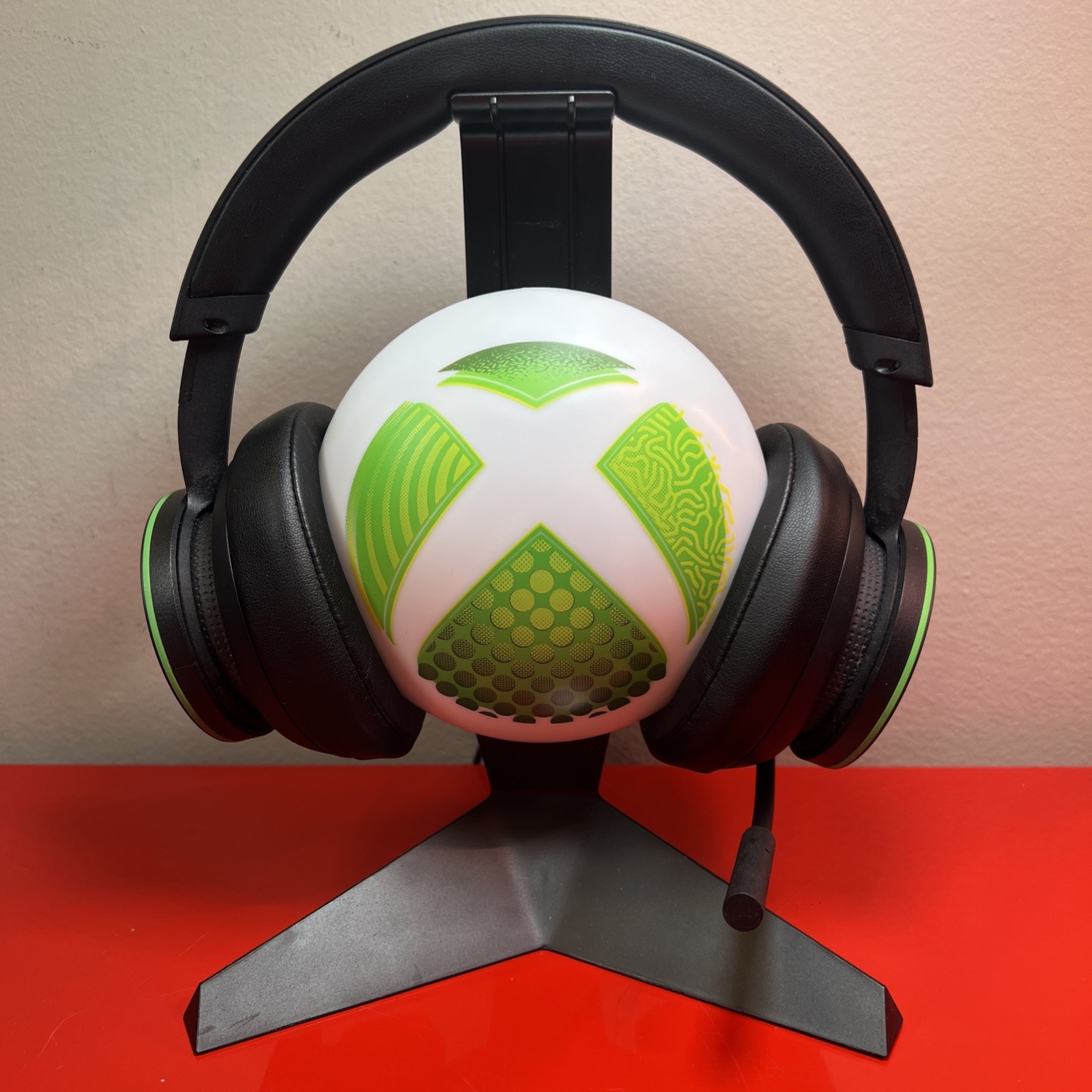 Microsoft Xbox Wireless Headset  w/Xbox Headlight - light up headphone stand