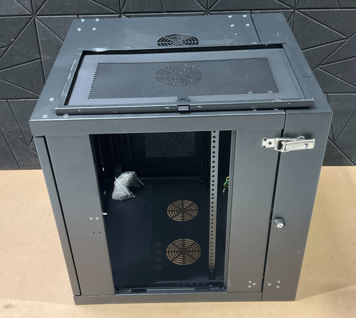 Tripp Lite SmartRack Server Rack 12U SRW12USDP 🇺🇸✨🇺🇸✨🇺🇸✨ OPEN BOX