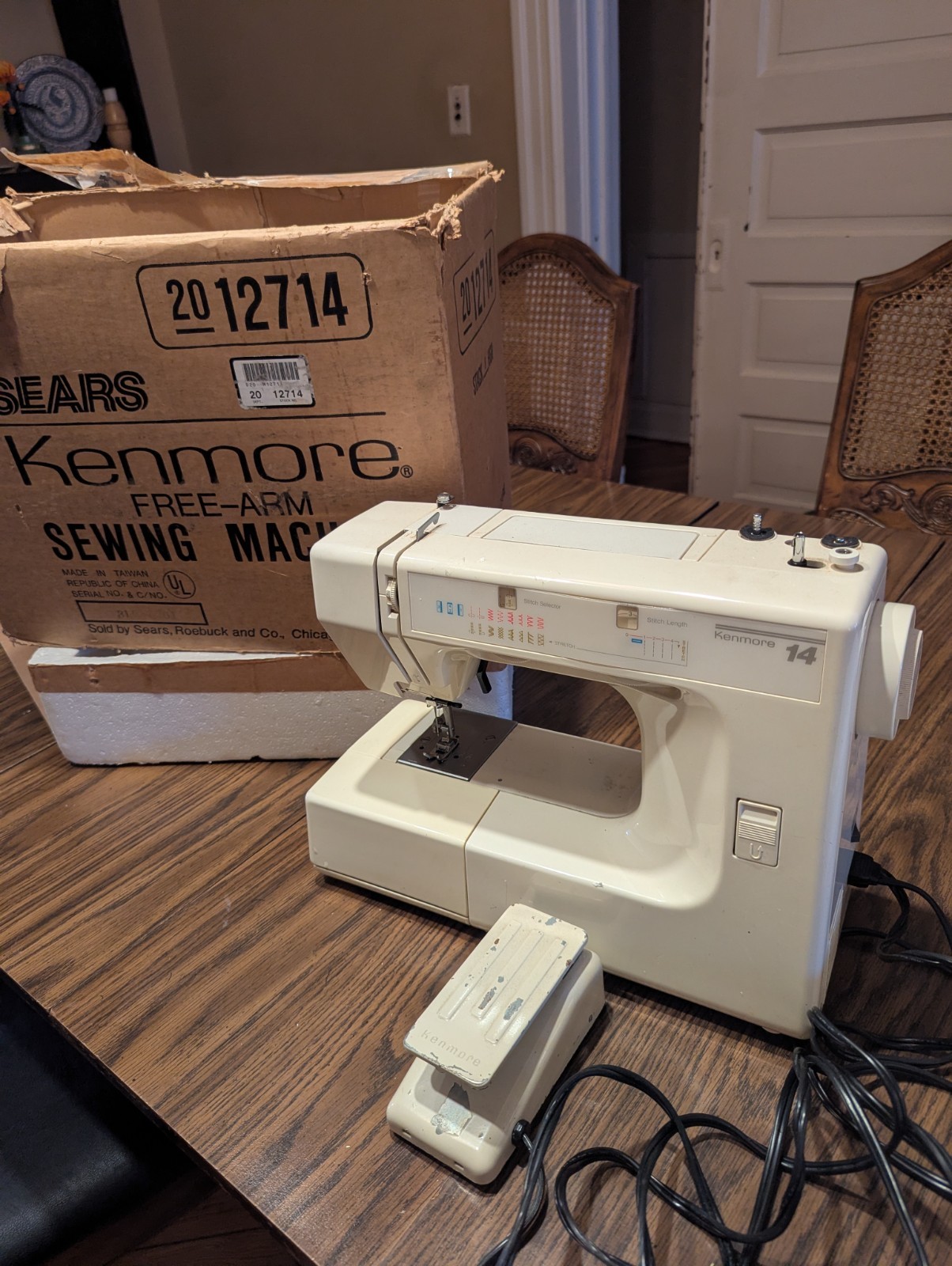 Kenmore Model 385.12714 Sewing Machine 14 Stitch & Buttonhole W/ Box Works