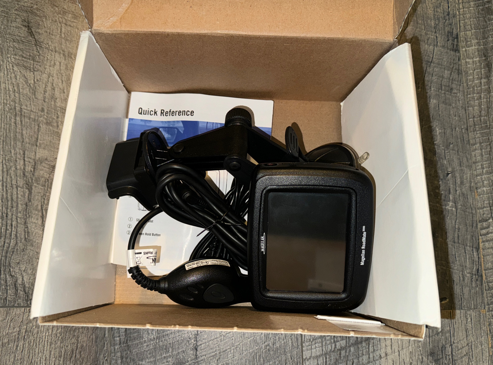 Magellan RoadMate 2000 GPS w/ Car Charger, Manual, Software, & Windshield Mount