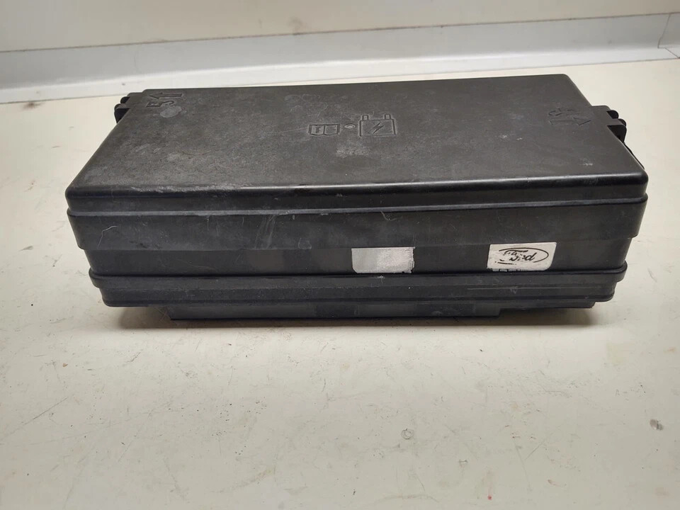 2005-2006 Ford Mustang Fuse Box Relay Module Engine Assembly OEM