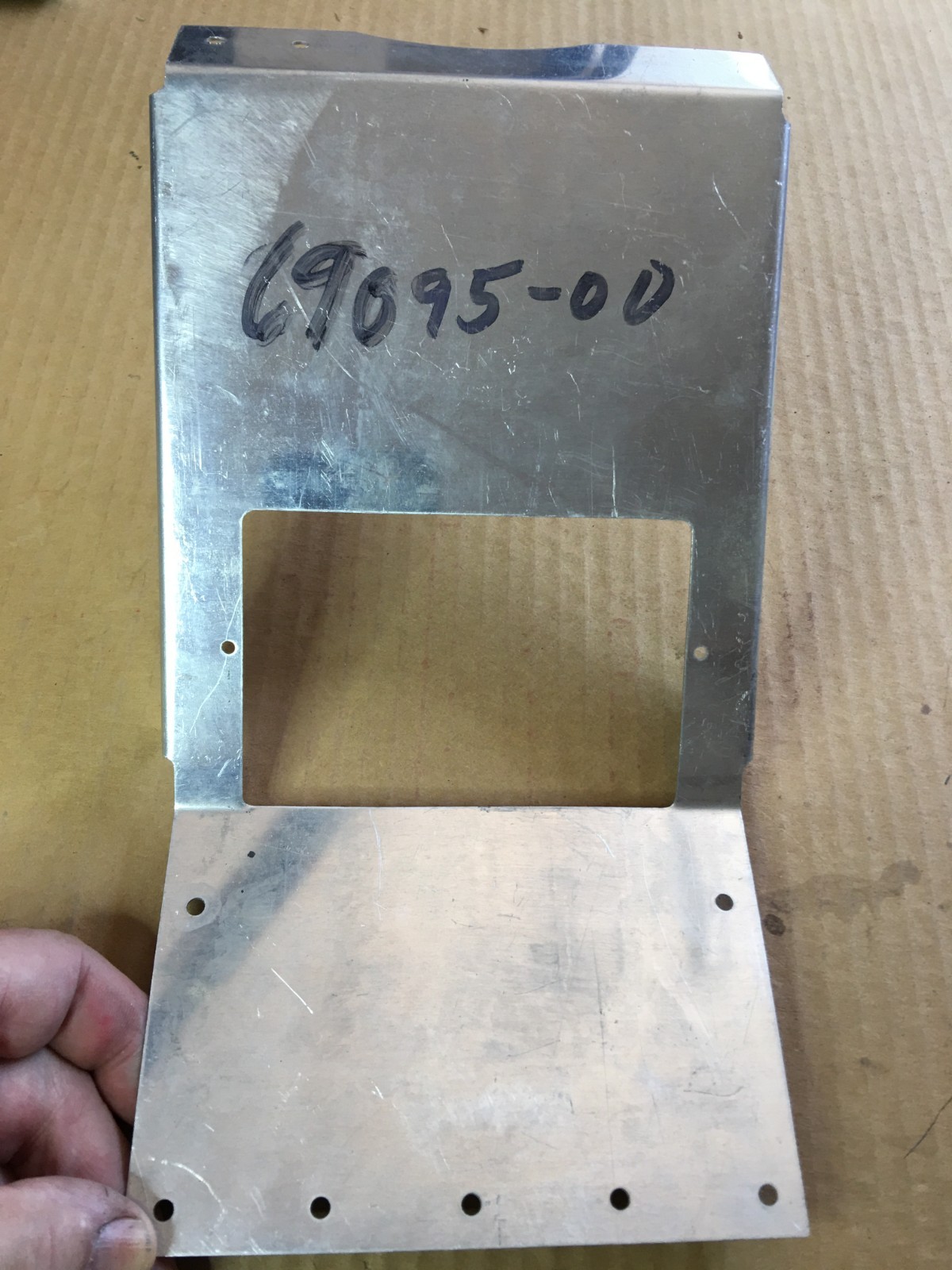 Piper PA-28 / PA-32 Tunnel Top Center Front Plate, P/N: 69095-00 / 69095-000