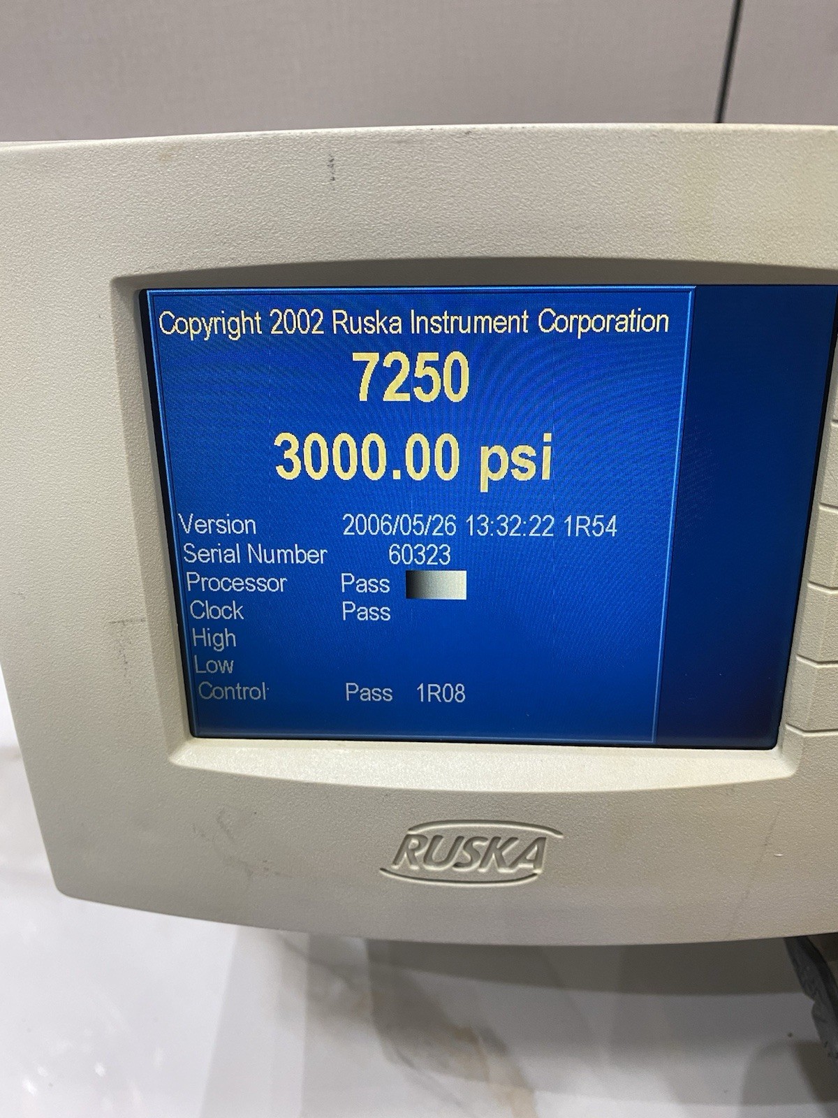 FLUKE / RUSKA 7250 , 3000 Psi Abs PRESSURE CONTROLLER & CALIBRATOR
