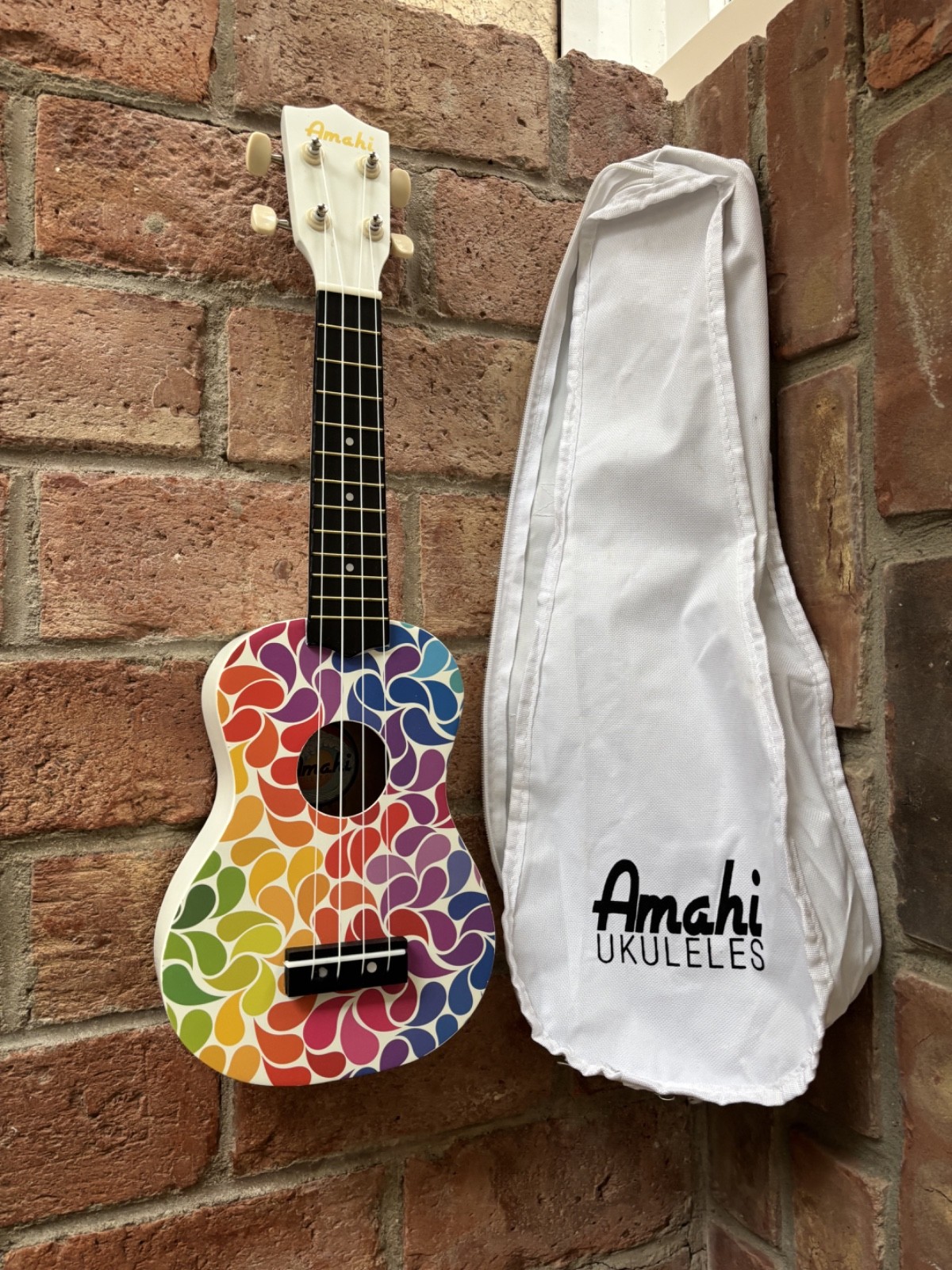 Amahi DDUK3 Satin Gradient Rainbow Finish Acoustic Soprano Ukulele Pride + Bag