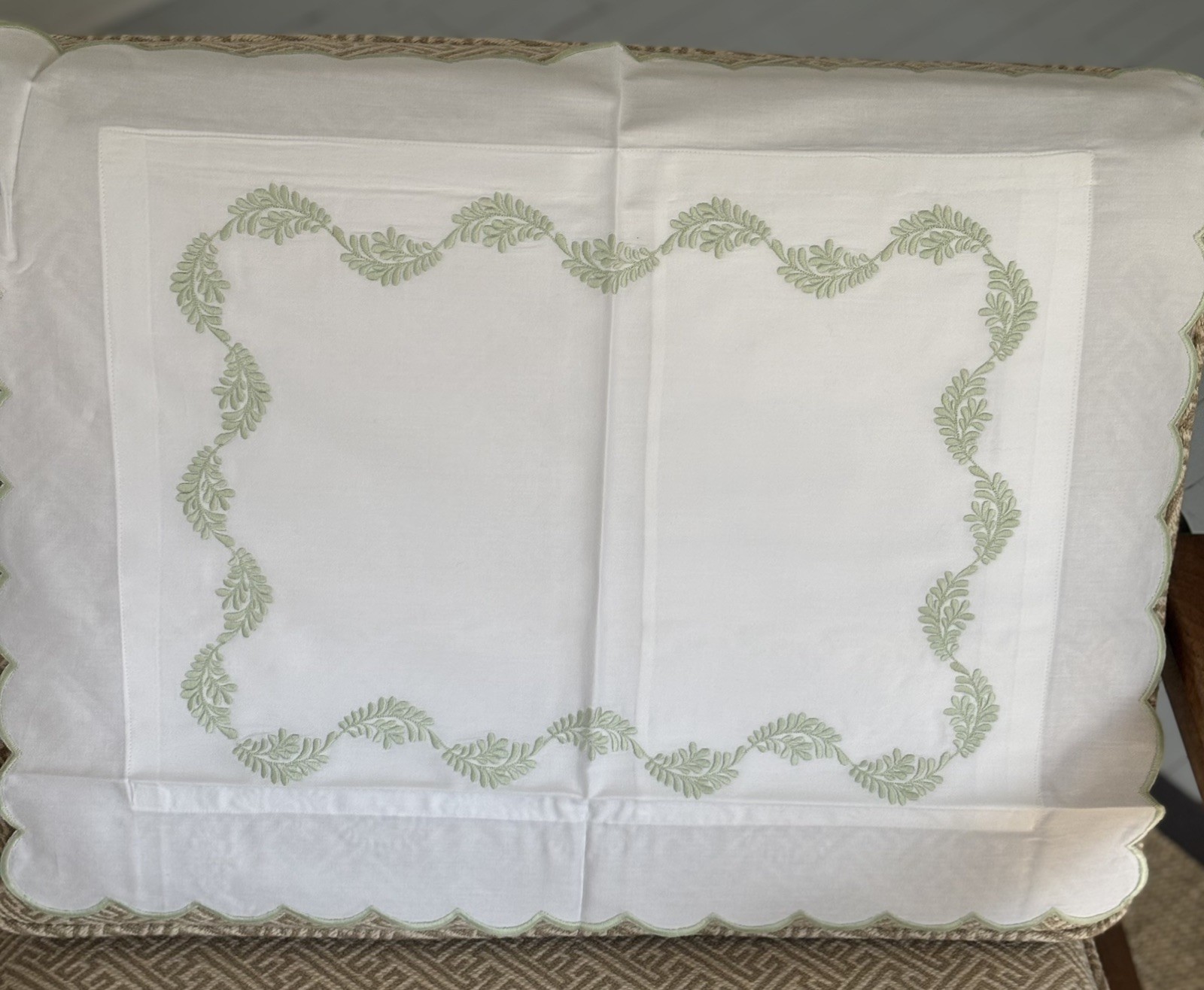 NIP Made in Italy 400tc White/Green Embroidered Boudoir Sham Scalloped Flange