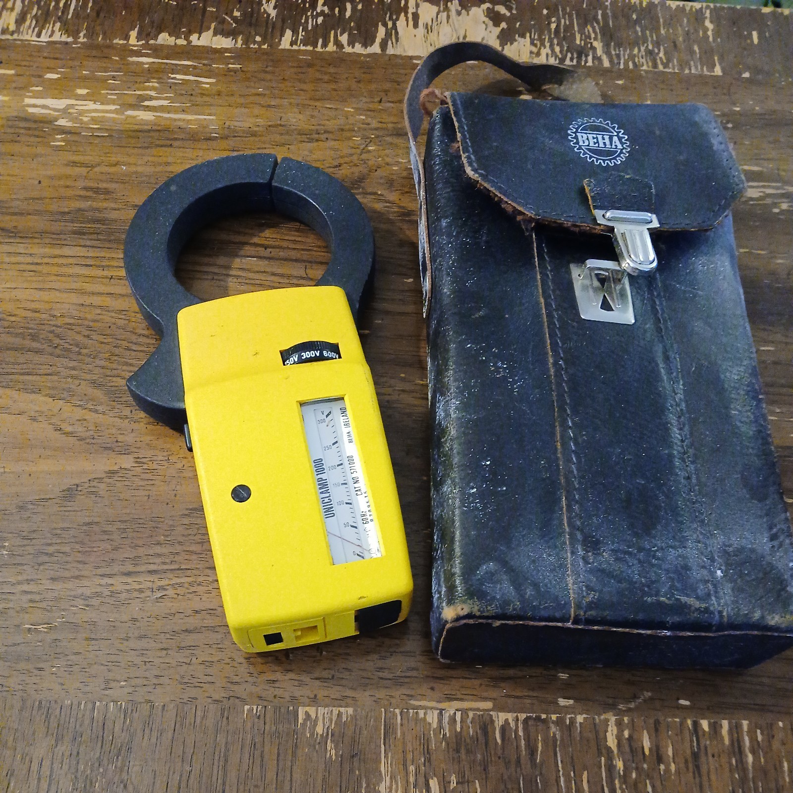 GE Voltmeter Meter Snapper 942D Clamp On Used