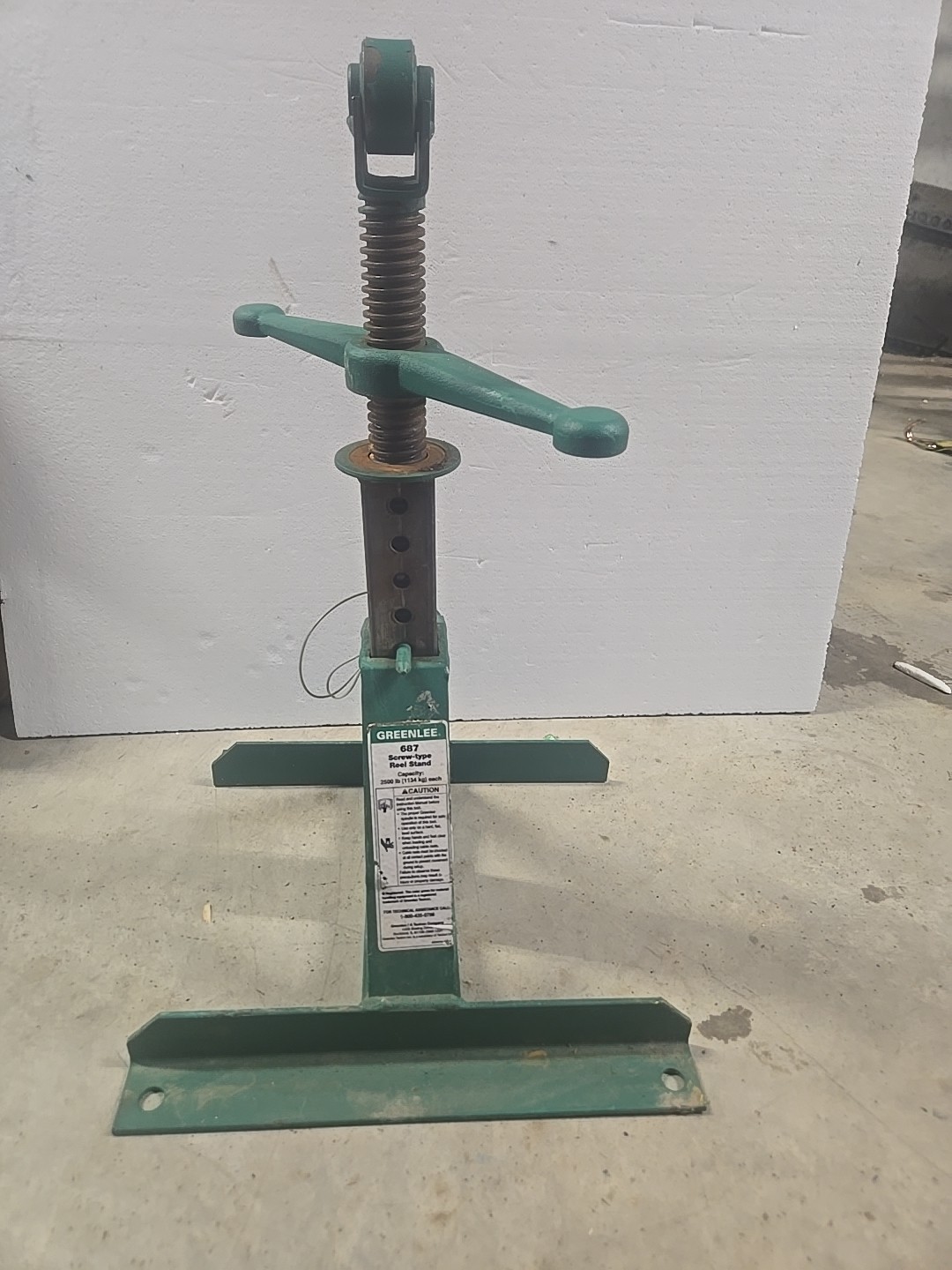 Greenlee 687 13"- 28" (330 - 711 mm) Screw Type Reel Stand, Steel (1 Stand Only)