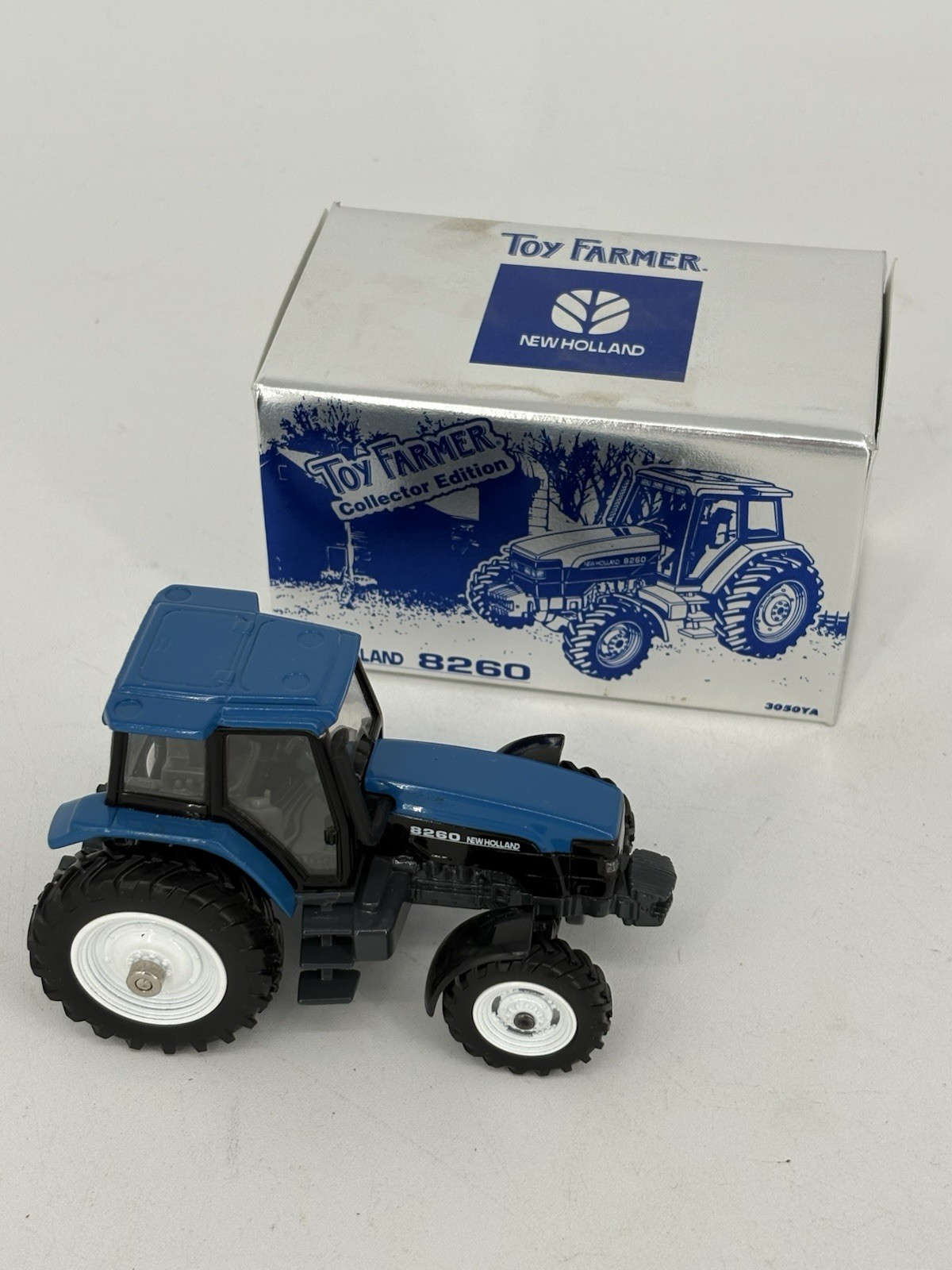 1997 ERTL Toy Farmer Collector Edition New Holland 8260 Diecast