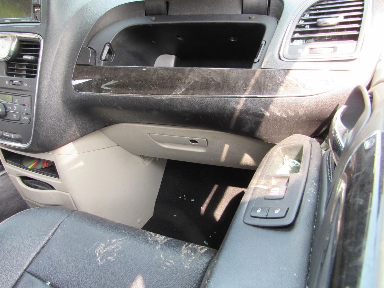 TOWN COUN 2015 Glove Box 1051346