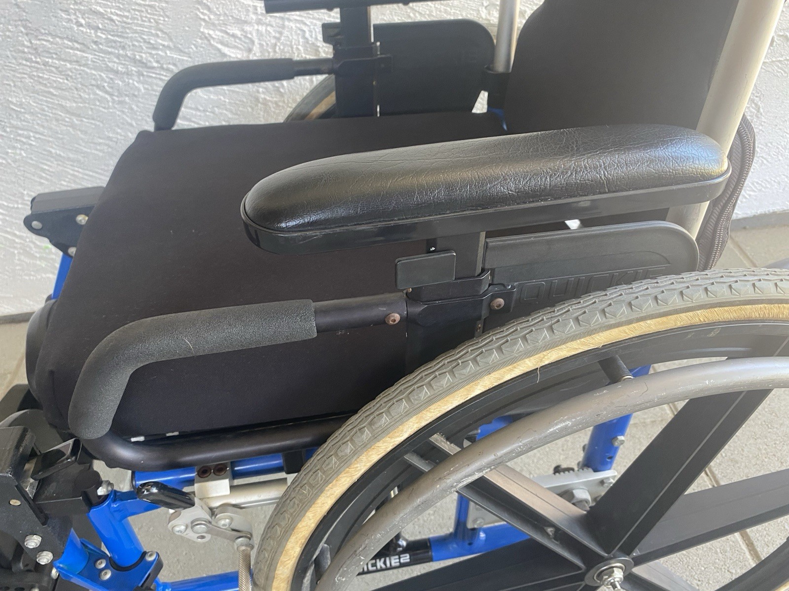 Quickie 2 wheelchair manual folding wheelchair 16”x19”x22”