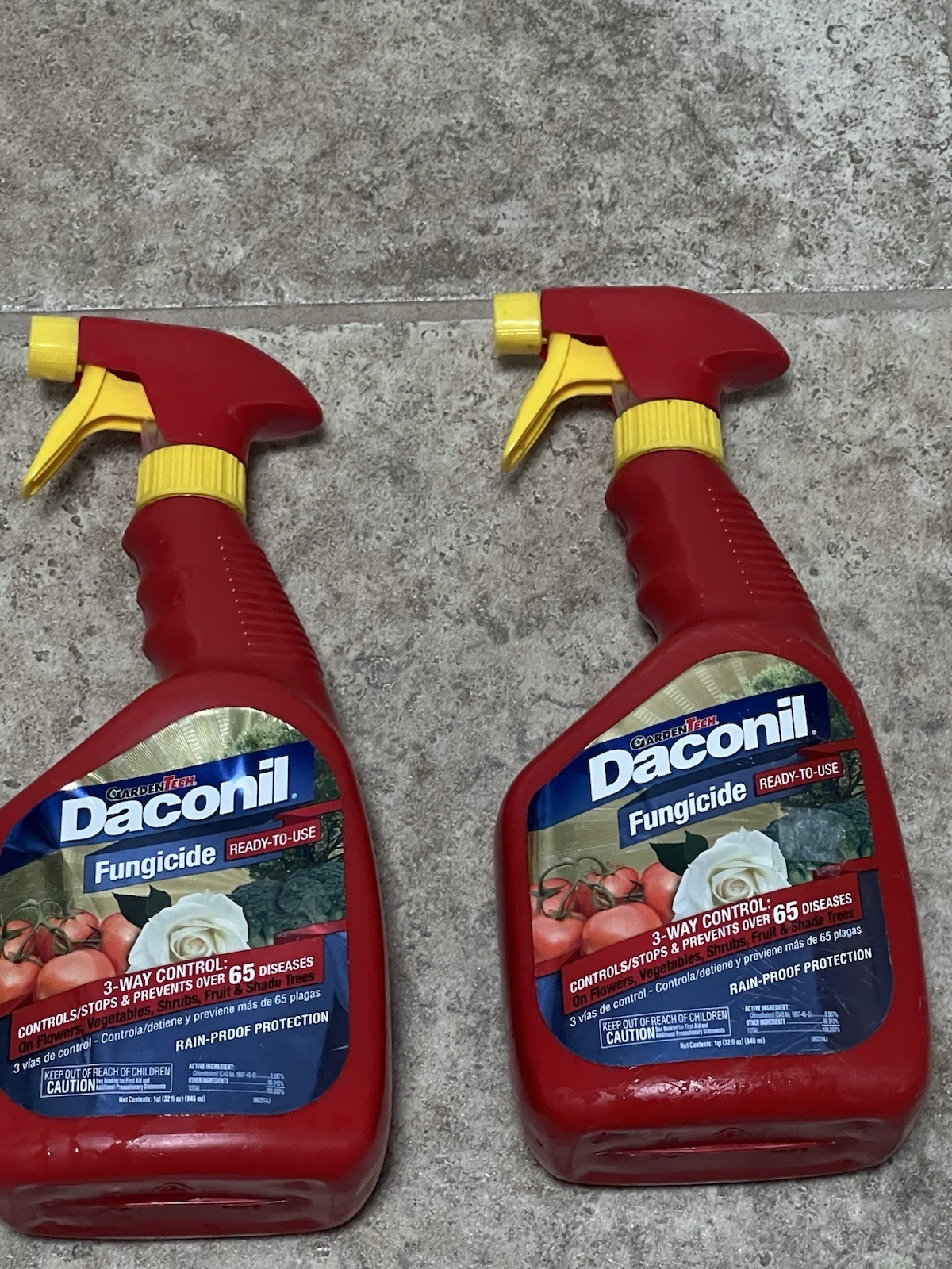 Daconil 32 oz. Ready-to-Use Fungicide lot of 2. Small crack on head of one