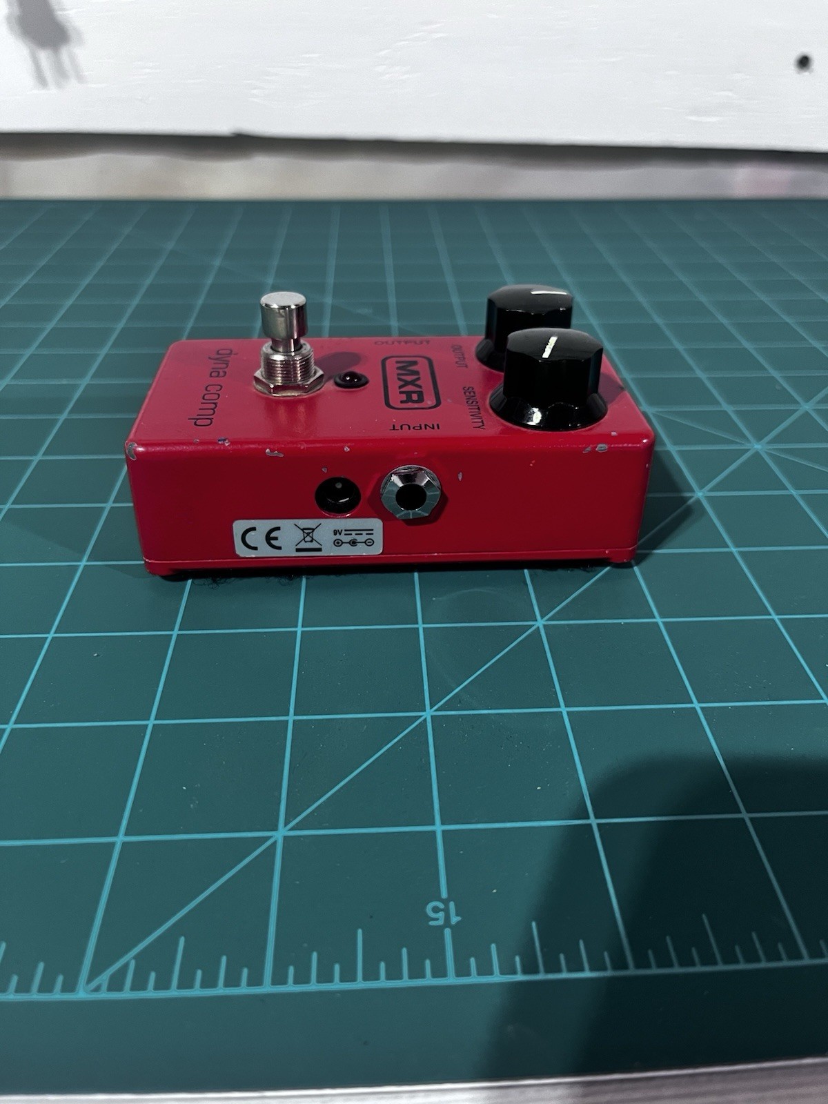 MXR Dyna Comp Analog Compressor Effects Pedal for Electric Guitar, Red