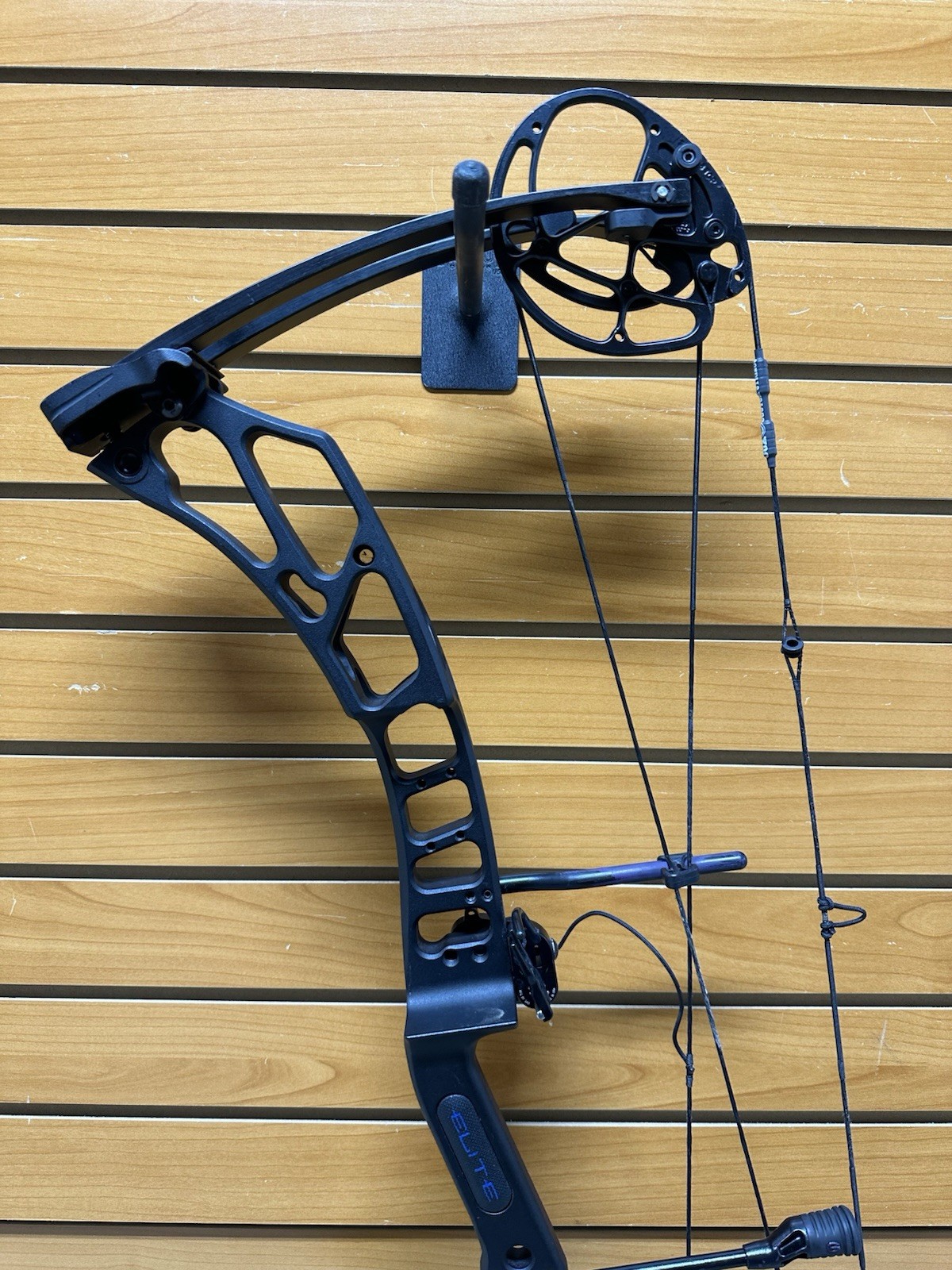 Elite Archery Compound Bow - VALOR - RH - 70# Max - 28.5” Mod Installed