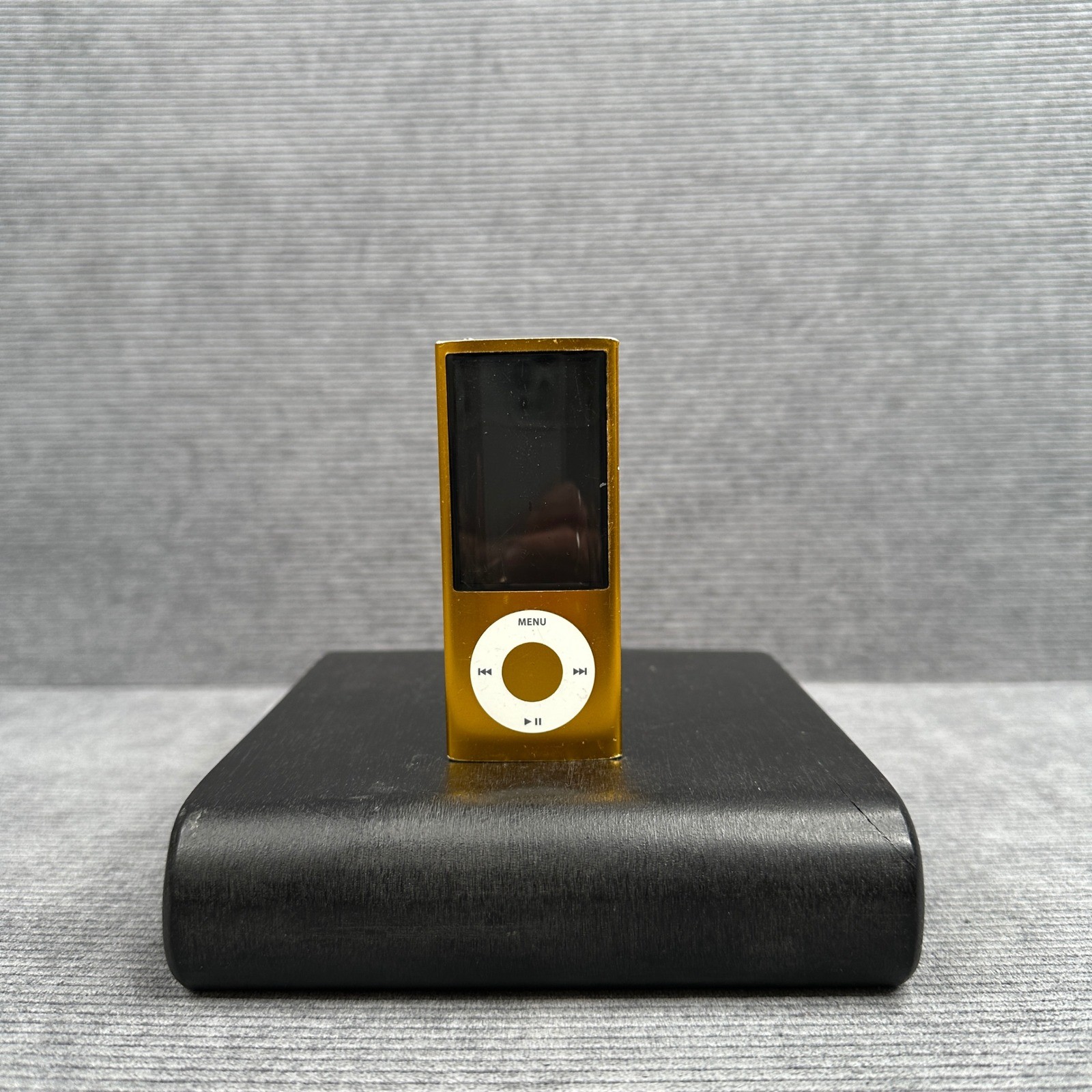 Apple iPod Nano 5th Generation 8GB Yellow A1320 Video Camera MP3 Player