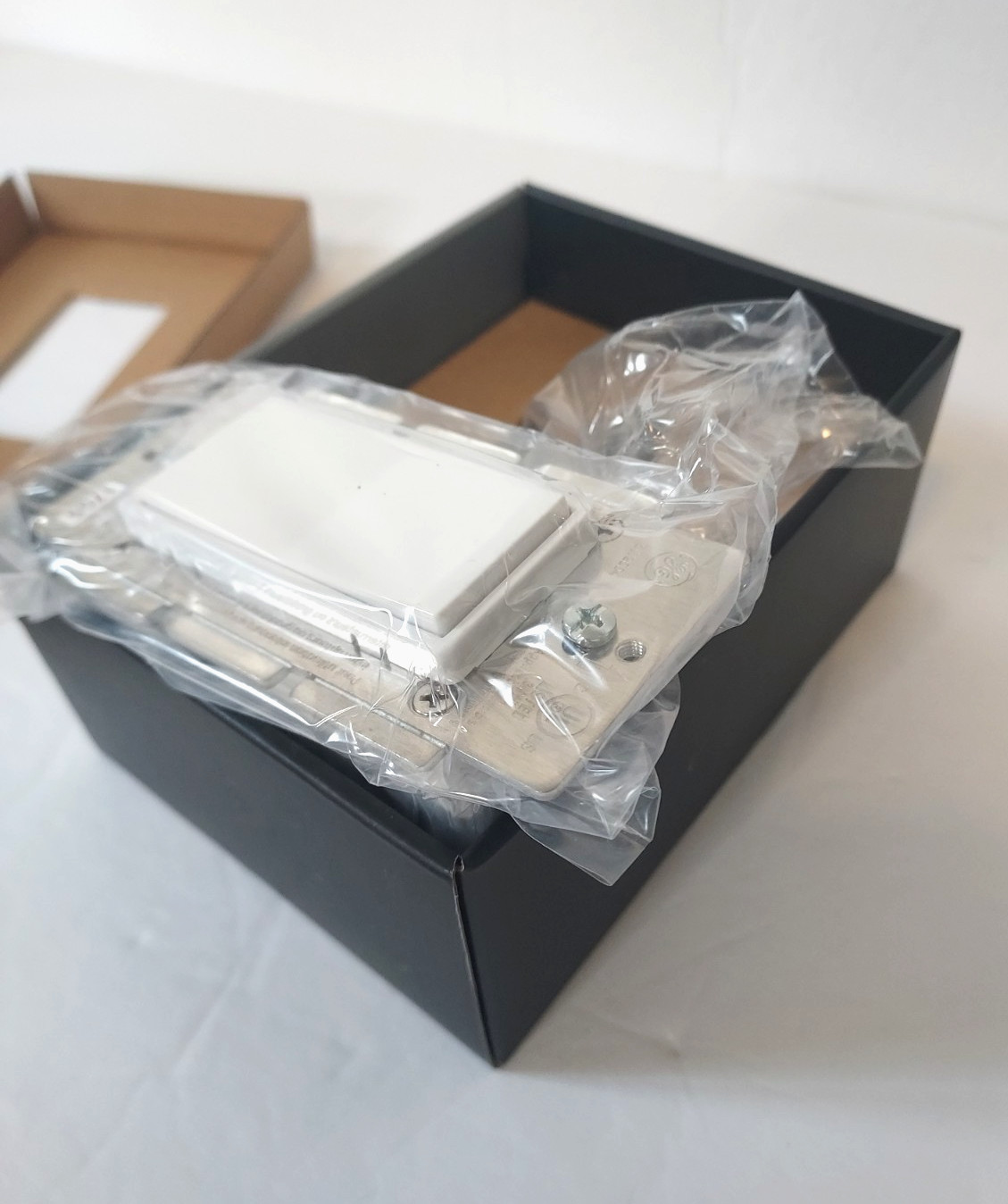 General Electric 12723 In-Wall Lighting Controller - White -New, Opened box