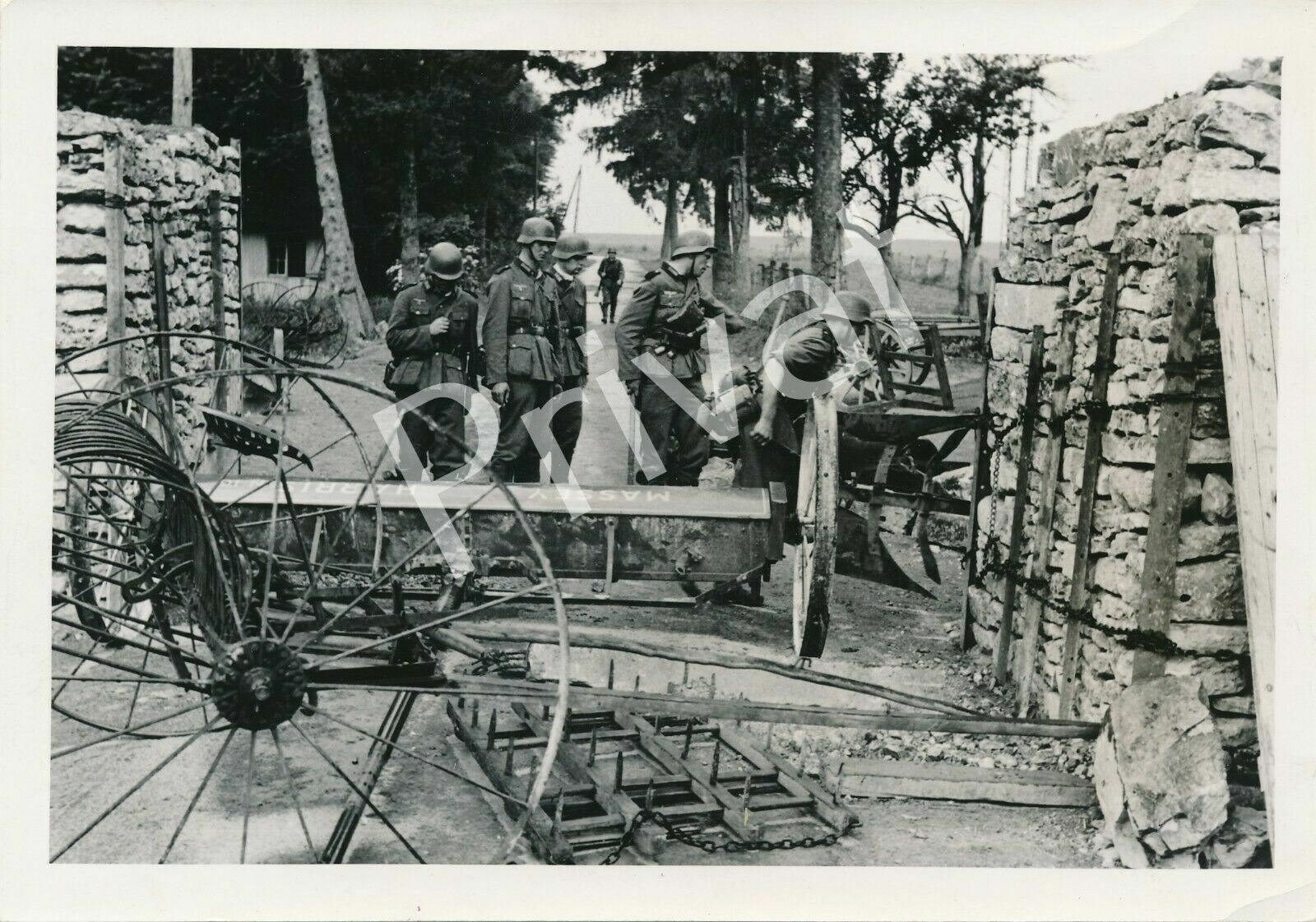 Photo WK2 Roadblock Landresville Troops on the way to Verdun France B 1.71