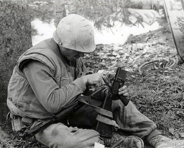 Marine cleans his Rifle during the Battle of Hue 8x10 Vietnam War Photo 706